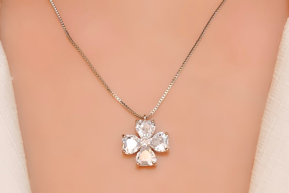 Colar Flor Pétalas Pontos de Luz em Formato de Coração