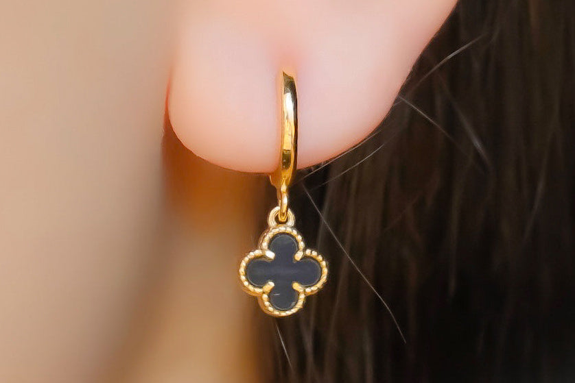 Brinco Argolinha Pingente Trevo Preto