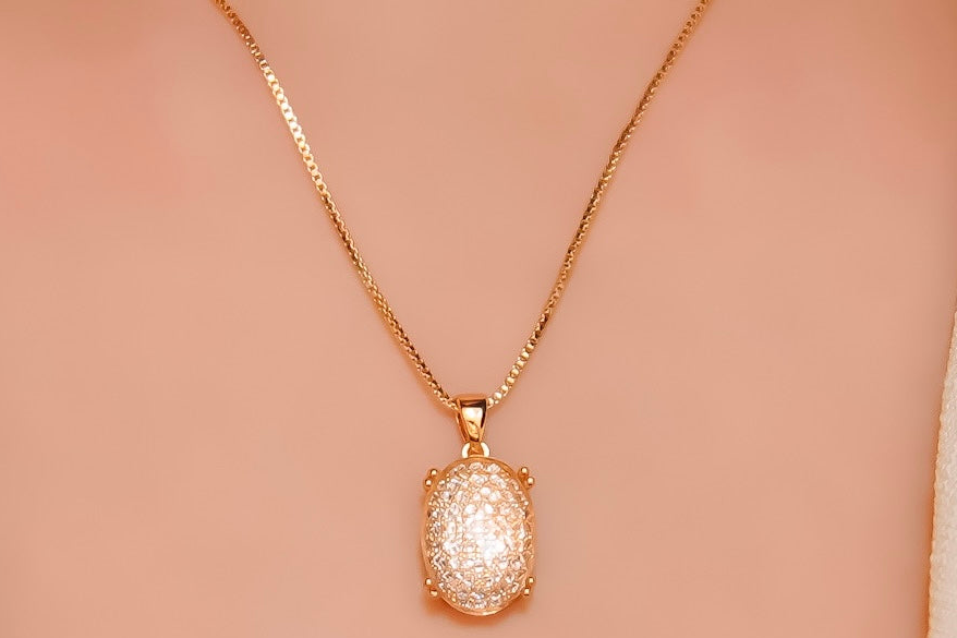 Colar Pedra Oval Fundo Cravejado