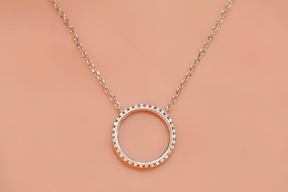 Colar Prata Rodinada Círculo Vazado Cravejado