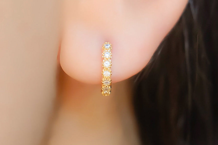 Brinco Argola Mini Pontos de Luz Borda Boleada Delicada